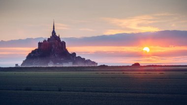 Mont Saint-Michel gündoğumu ışık görünümünde. Normandy, Kuzey 