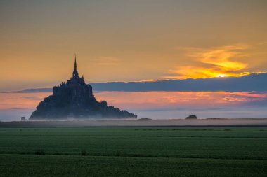 Güzel panoramik manzara, ünlü Le Mont Saint-Michel'in gelgit