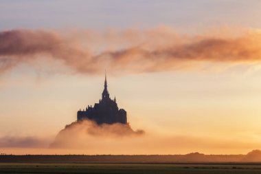 Mont Saint-Michel gündoğumu ışık görünümünde. Normandy, Kuzey 