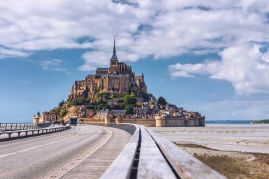 Güzel panoramik manzara, ünlü Le Mont Saint-Michel'in gelgit