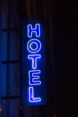 Mavi neon hotel işareti gece