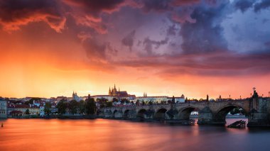 Charles Köprüsü ve Prag Kalesi'ne Vltava Nehri Düriye üzerinde Skyline