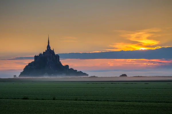 Güzel panoramik manzara, ünlü Le Mont Saint-Michel'in gelgit — Stok fotoğraf