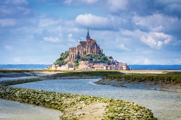 Vacker utsikt av berömda Le Mont Saint-Michel tidvatten är — Stockfoto