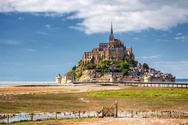 Hermosa vista panorámica de la famosa marea Le Mont Saint-Michel es —  Fotos de Stock