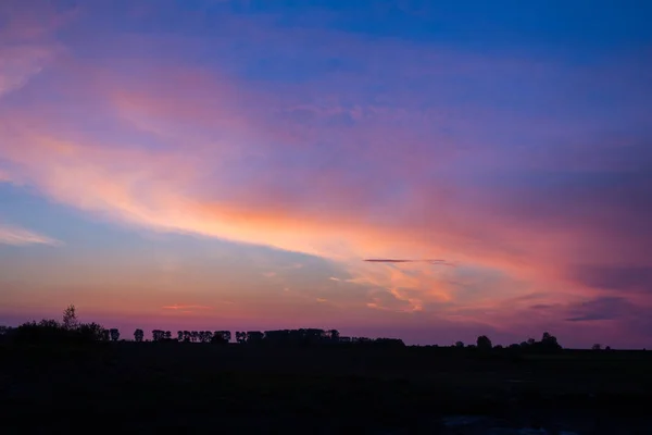 Natuurlijke zonsondergang zonsopgang boven veld of weide. Heldere dramatische hemel — Stockfoto