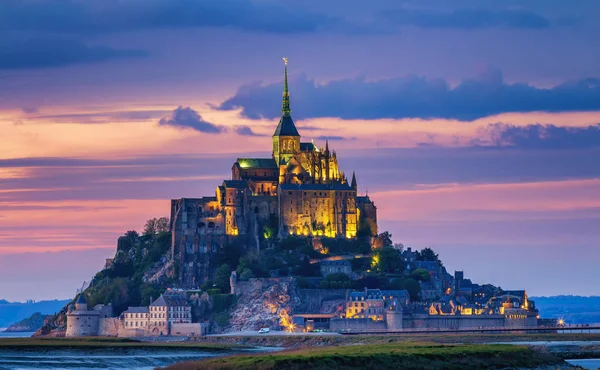 Mont Saint-Michel günbatımı ışığı görünümünde. Normandy, Kuzey F — Stok fotoğraf