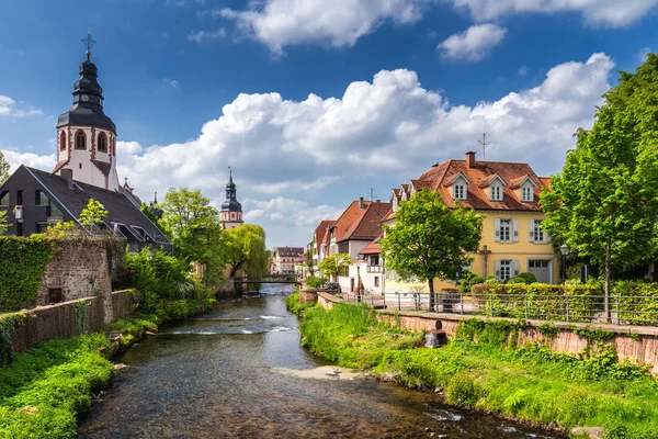 Αστικό τοπίο δίπλα στον ποταμό Alb στην Ettlingen, Black Forest, Βάδη-Wur — Φωτογραφία Αρχείου