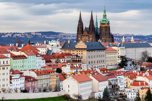 Panorama da Primavera Praga a partir de Praga Hill com o Castelo de Praga, Vlta — Fotografia de Stock