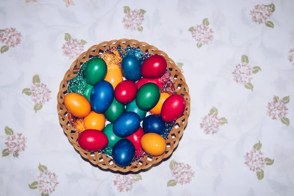 Oeufs de Pâques colorés dans le panier. Joyeux Pâques, religiou chrétien — Photo