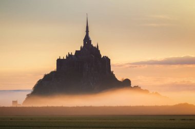 Güzel panoramik manzara, ünlü Le Mont Saint-Michel'in gelgit