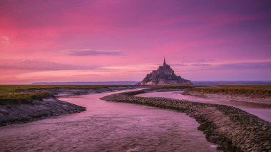 Panoramik adasının ünlü Le Mont Saint-Michel gelgit SÜ