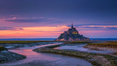 Mont Saint-Michel günbatımı ışığı görünümünde. Normandy, Kuzey F