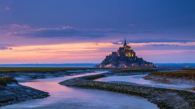 Panoramik adasının ünlü Le Mont Saint-Michel gelgit SÜ