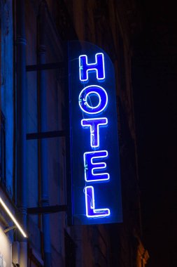 Mavi neon hotel işareti gece