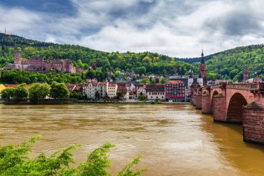 Panoramik manzaralı güzel Ortaçağ kenti Heidelberg C dahil
