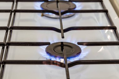yanan bir gaz sobası mutfakta