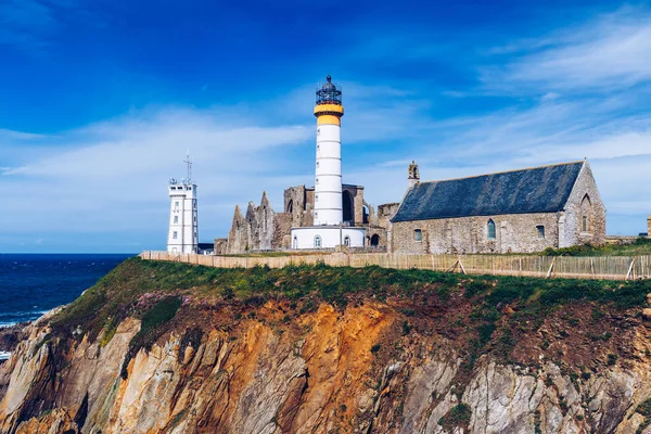 Panorama van de vuurtoren en de ruïne van het klooster, Pointe de Saint Ma — Stockfoto