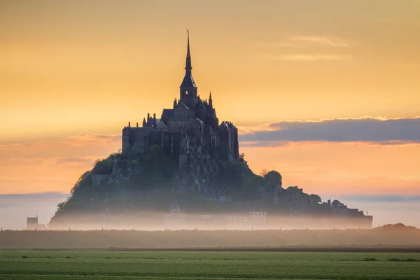 Panoramatický výhled na slavný Le Mont Saint-Michel odlivového ostrova v se — Stock fotografie