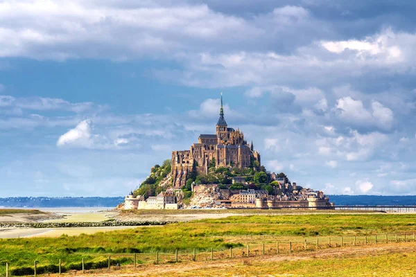 Gyönyörű panorámás kilátást nyújt a híres Le Mont Saint-Michel árapály van — Stock Fotó