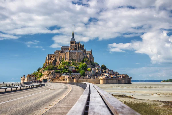 Красивий собор Мон-Сен-Мішель на острові, Нормандія, N — стокове фото