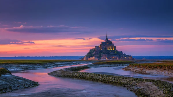 Mont Saint-Michel vy i solnedgången ljus. Normandie, norra F — Stockfoto