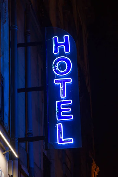 Sinal azul do hotel do neon na noite — Fotografia de Stock