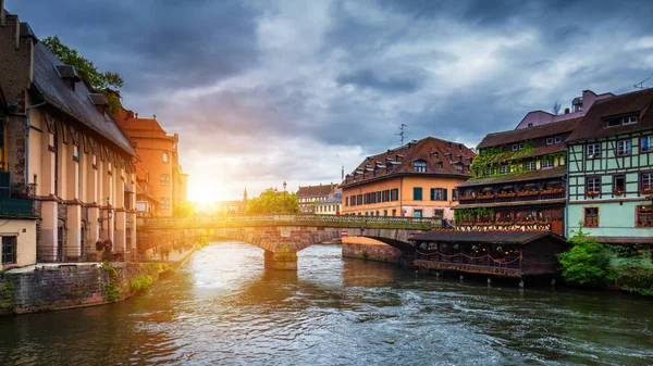 Bella vista sulla città storica di Strasburgo, case colorate — Foto Stock