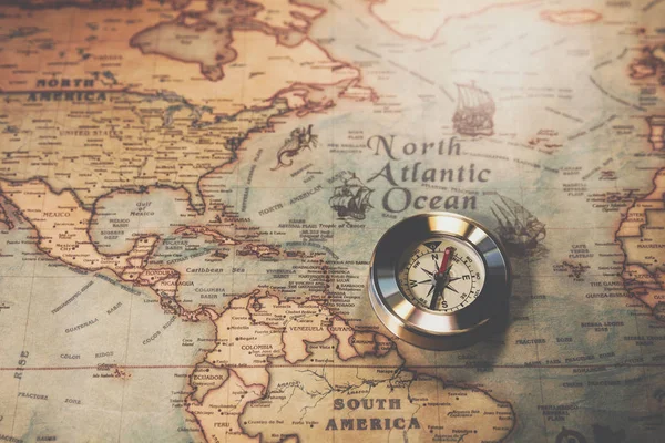 Columbus day και το παγκόσμιο χάρτη με την πυξίδα — Φωτογραφία Αρχείου