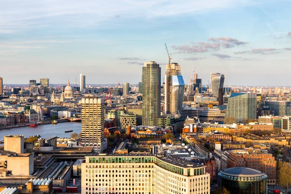 Luchtfoto van Londen en de rivier Thames, Verenigd Koninkrijk — Stockfoto