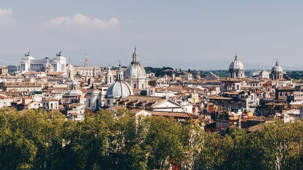 ローマ, イタリアのスカイライン。ローマ建築のパノラマの景色と — ストック写真