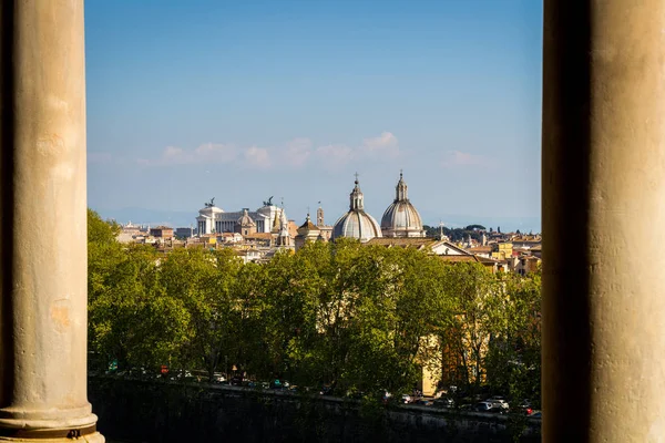 Uitzicht op het historische centrum van Rome met de klassieke historica — Stockfoto