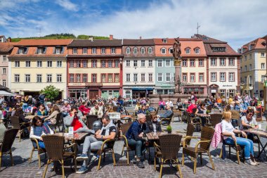 Heidelberg, Almanya - 6 Mayıs 2017: tur ile kalabalık Pazar Alanı