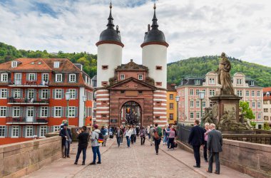 Heidelberg, Almanya - 6 Mayıs 2017: tur ile kalabalık Pazar Alanı