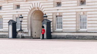 Londra, İngiltere - 4 Nisan 2017: Kraliçe'nin bekçi, Buckingham Pal