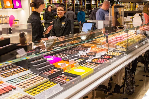 Londra, İngiltere - 4 Nisan 2017: Harrods mağazası interi