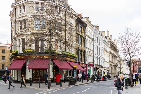 Londra, İngiltere - 4 Nisan 2017: Covent Garden market, inci