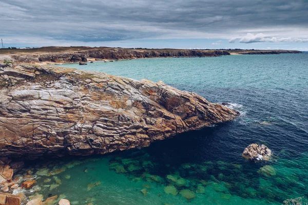 Rocky costline görünümünü Pointe du Percho, Quiberon Yarımadası, 