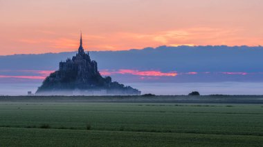 Mont Saint-Michel gündoğumu ışık görünümünde. Normandy, Kuzey 
