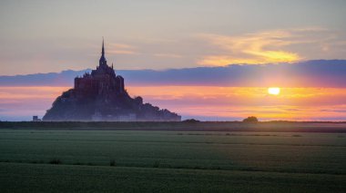 Mont Saint-Michel gündoğumu ışık görünümünde. Normandy, Kuzey 
