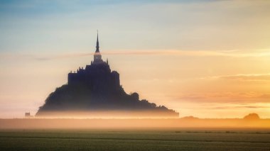 Güzel panoramik manzara, ünlü Le Mont Saint-Michel'in gelgit