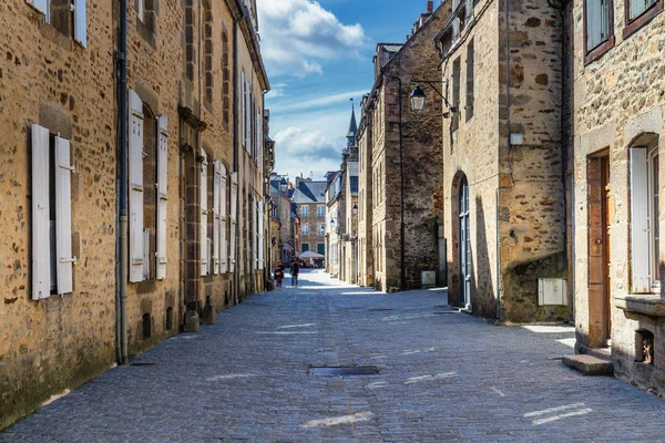 Rua estreita com casas tradicionais velhas na parte histoical de D — Fotografia de Stock