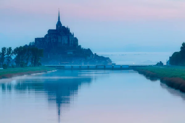 Mont Saint-Michel gündoğumu ışık görünümünde. Normandy, Kuzey — Stok fotoğraf
