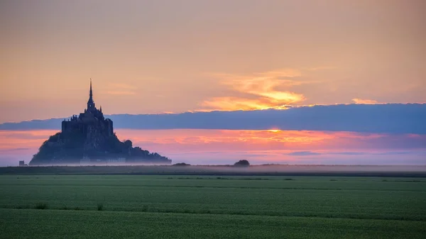 Panoramautsikt över berömda Le Mont Saint-Michel tidvattensön i vara — Stockfoto