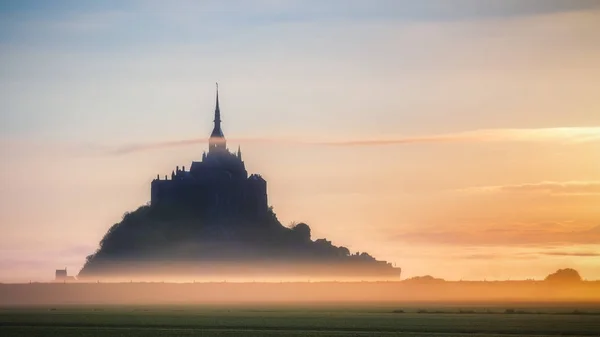 Vista panorámica de la famosa isla mareomotriz de Le Mont Saint-Michel —  Fotos de Stock