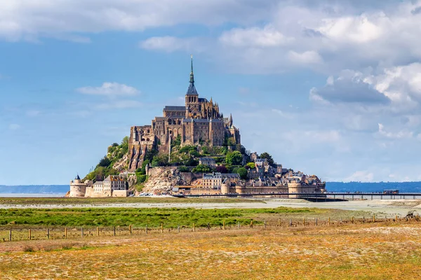 Csodálatos Mont Saint Michel-székesegyház, a szigeten, Normandia, — Stock Fotó