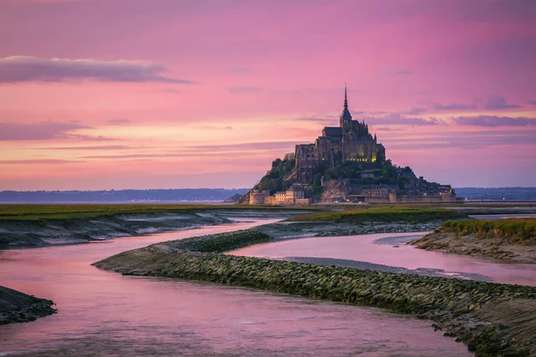 Mont Saint-Michel günbatımı ışığı görünümünde. Normandy, Kuzey F