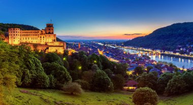 Heidelberg Tarih görünümünde kırmızı yapraklar Carl da dahil olmak üzere ile sonbahar
