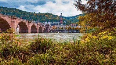 Heidelberg Tarih görünümünde kırmızı yapraklar Carl da dahil olmak üzere ile sonbahar