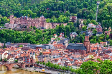 Ünlü eski Köprüsü ve Heidelberg castle Heidelberg beldesi